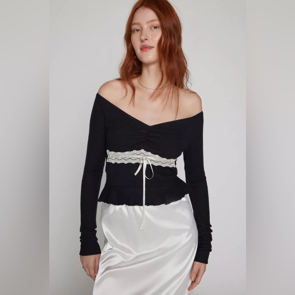 Urban Outfitters Kimchi Blue Gianna Off-The-Shoulder Lace-Inset Top - Picture 1 of 6